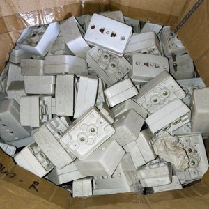 Lote anterior: Caja con Tomas Eléctricos Blancos y Artículos Luminosos Varios