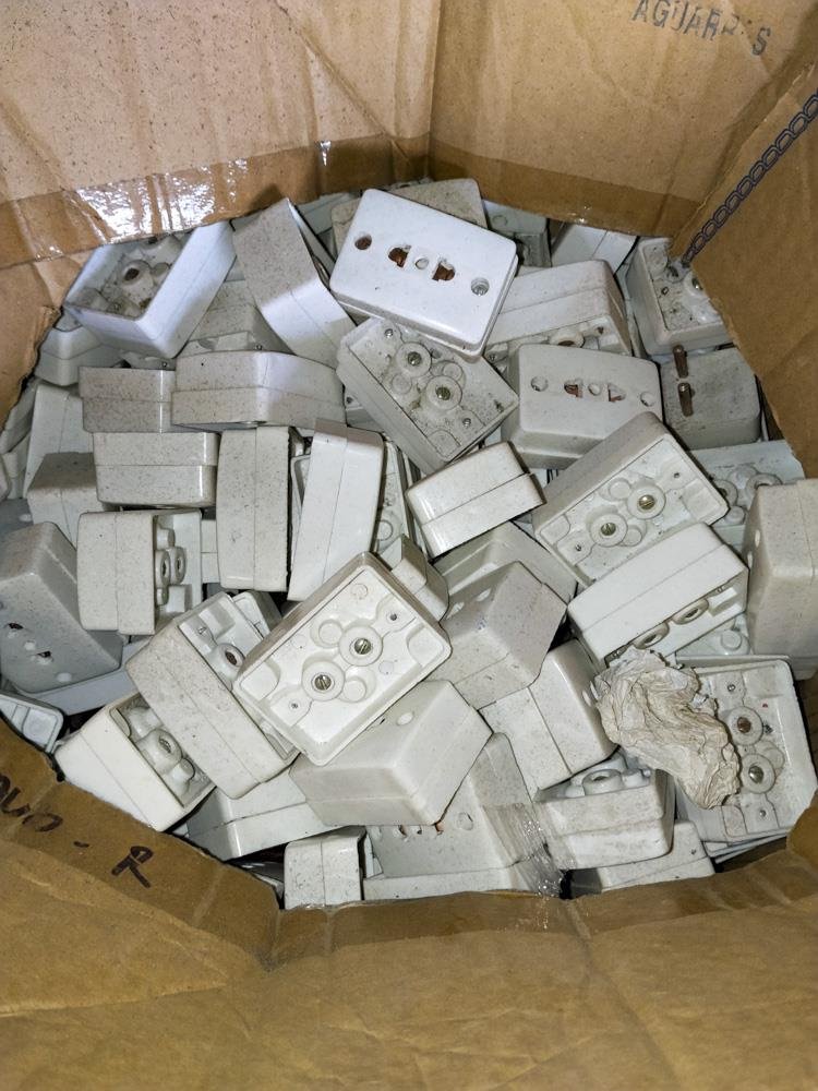 Caja con Tomas Eléctricos Blancos y Artículos Luminosos Varios