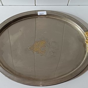 Bandeja Ovalada de Metal con Asas Doradas y Diseño de Uvas - imagen 3