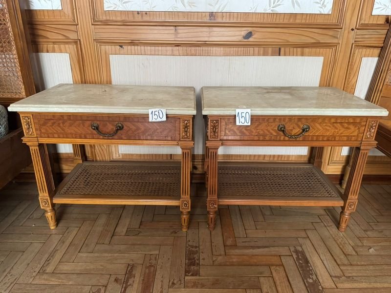 Par de Mesas de Luz Inglesas de Madera con Estante de Esterilla y Tapa de Mármol