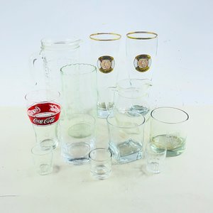 Lote de 12 Vasos y Jarras de Vidrio con Monogramas y Logos - imagen 1