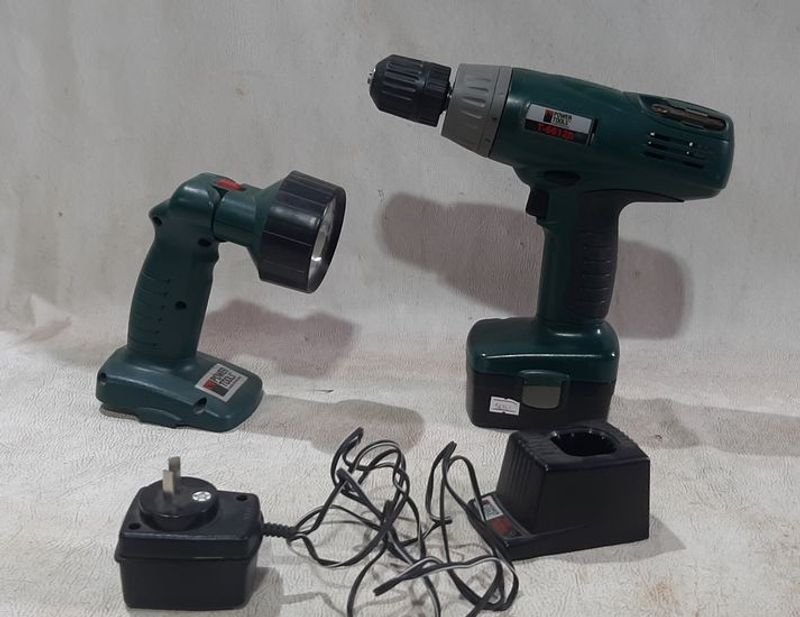 ATORNILLADOR POWER TOOL C/BATERIA AGOTADA - imagen 2