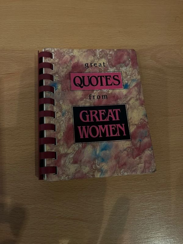 Libreta con citas de mujeres destacadas