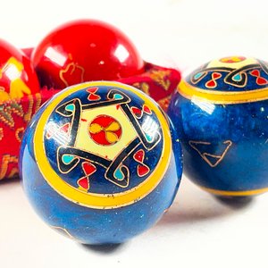 Par de Bolas Antiestrés Decorativas con Estuche - imagen 3