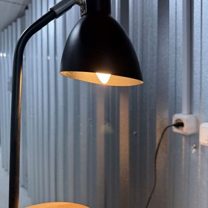 Lámpara de Escritorio Metálica Negra con Base de Madera Clara - imagen 6