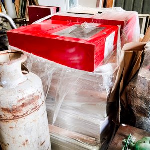 Palet con tableros varios y cajas - imagen 4