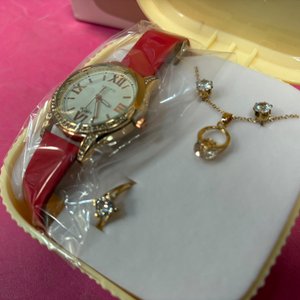 Set de Joyería y Reloj para Dama: Collar, Aretes, Anillo y Reloj con Correa Roja y Dorada - imagen 1