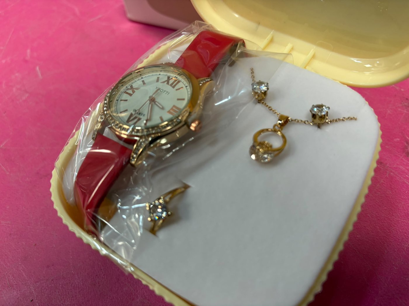 Set de Joyería y Reloj para Dama: Collar, Aretes, Anillo y Reloj con Correa Roja y Dorada