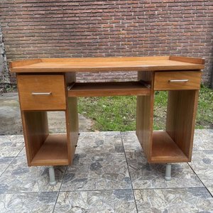 Lote anterior: Escritorio de Madera con Cajones y Estante