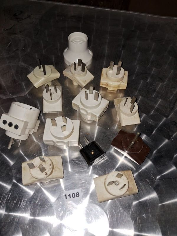 Lote de adaptadores y fichas eléctricas en buen estado - imagen 2