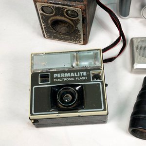 Lote de 5 piezas: Cámaras fotográficas antiguas y modernas, radio grabadora y binoculares - imagen 3