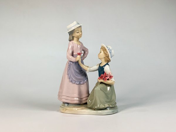 Figura Lladro de Porcelana: Dama y Niña con Flores