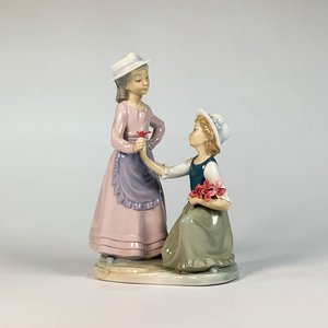 Figura Lladro de Porcelana: Dama y Niña con Flores - imagen 1
