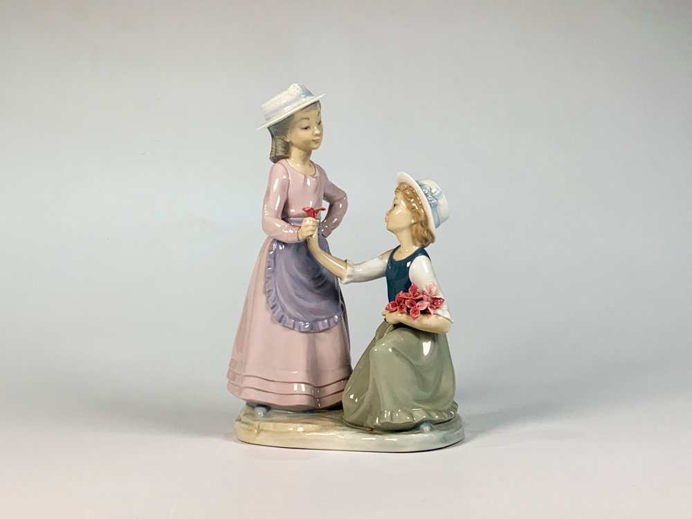 Figura Lladro de Porcelana: Dama y Niña con Flores