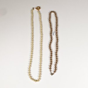Lote siguiente: Dos Collares de Perlas Falsas Estilo Clásico