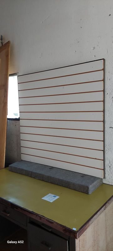 Lote siguiente: Escibidor con panel ranurado de alta calidad
