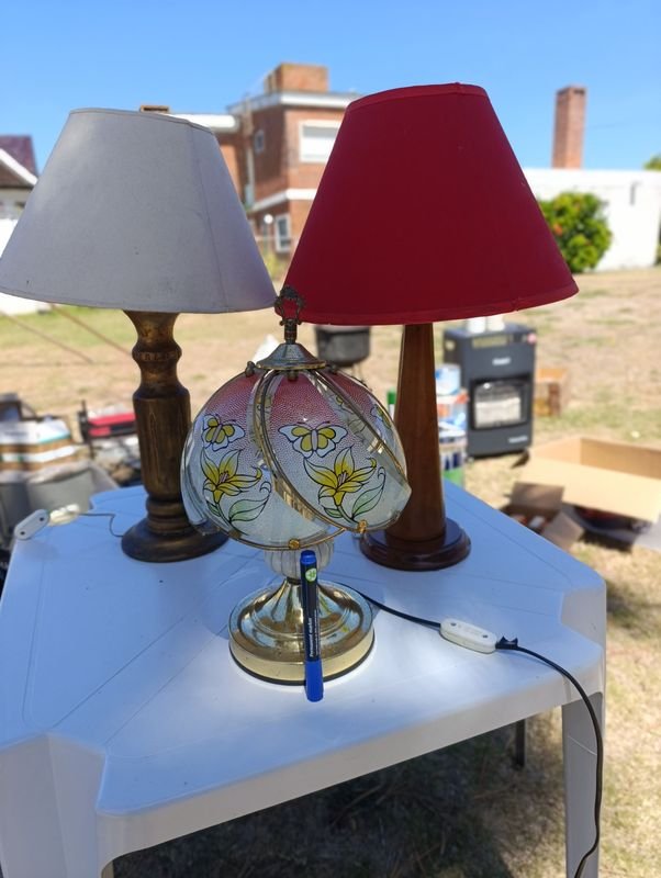 Lámparas de mesa con sombrillas y diseño floral - imagen 2
