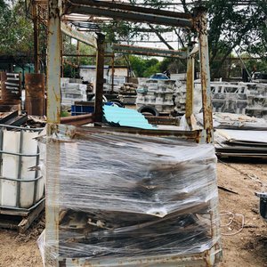 Cajón Metálico con Materiales Varios para Construcción - imagen 3