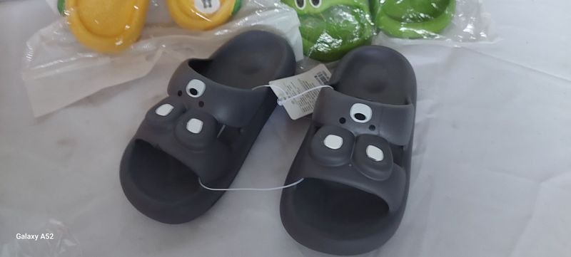 Zapatillas negras y juguetes para niños - imagen 3