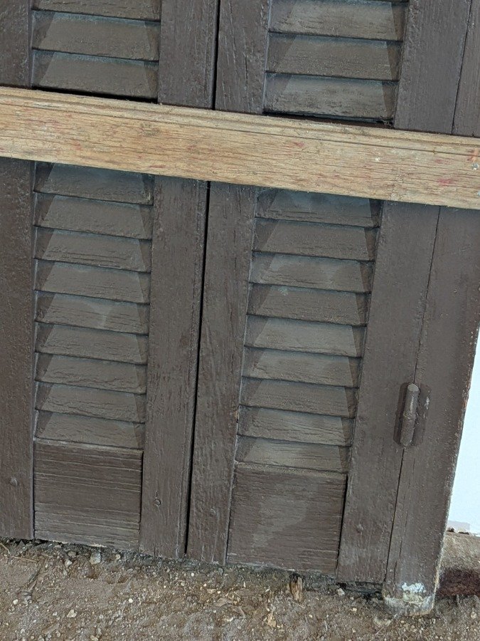 Ventana antigua con dos hojas batientes y banderola superior - imagen 8