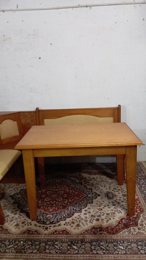 Esquinero tapizado beige en madera y mesa haciendo juego lustre claro - imagen 5
