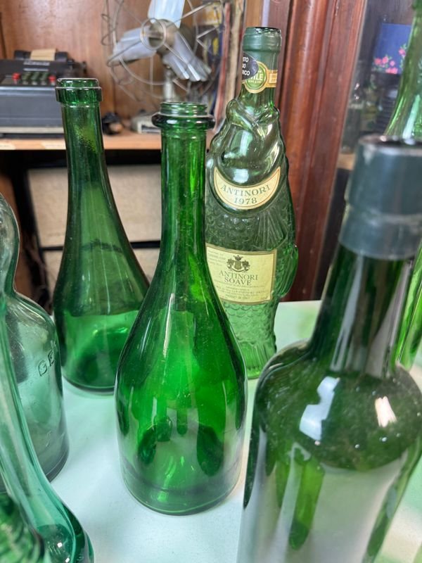 Colección de botellas y vasos de vidrio verde - imagen 8