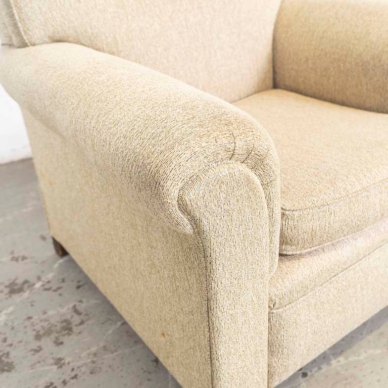 Sillones tapizados con detalles de madera y manchados - imagen 2