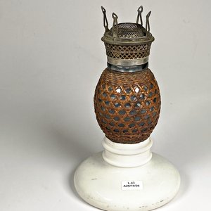 Lámpara Antigua con Base de Losa y Pantalla de Mimbre - imagen 1