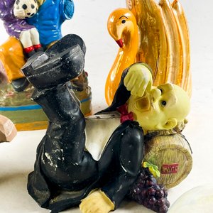 Lote de Figuras Decorativas: Busto de Madera, Jarra, Campana y Más - imagen 4