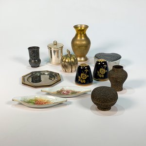 Lote anterior: Lote de 14 Piezas: Posavasos, Floreros, Ceniceros y Más en Cerámica, Metal y Vidrio