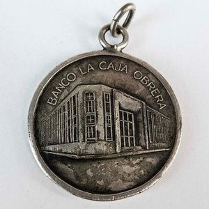 Lote siguiente: Medalla Conmemorativa Banco Caja Obrera Uruguay 1980 - 75 Aniversario