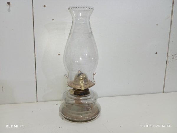 Antigua Lámpara a Kerosene de Mesa con Depósito de Vidrio - imagen 1
