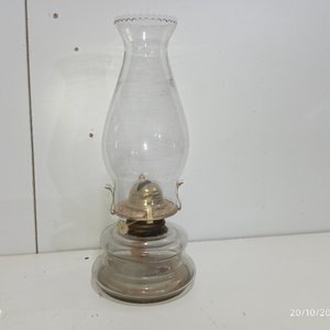 Lote siguiente: Antigua Lámpara a Kerosene de Mesa con Depósito de Vidrio
