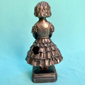 Rara figura de la famosa actriz infantil Shirley Temple . Publicidad de "La Especial de Niños", Esteban Campora. Agraciada 2322. Realizada en peltre. Tiene un detalle al dorso en el vestido. Altura: 16 cm. - imagen 8