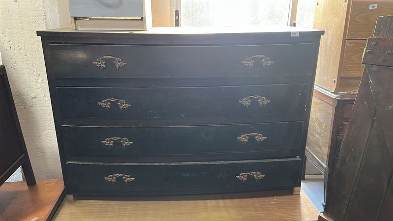 Lote siguiente: Mueble de 4 cajones con detalles ornamentales