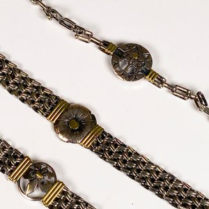 Cuatro Pulseras Metálicas con Diseños Florales y Geométricos - imagen 4