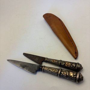 Dos Cuchillos con Mangos y Vaina de Plata y Oro - imagen 5