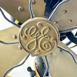 Ventilador de Mesa General Electric Antiguo con Aspas de Bronce - imagen 2