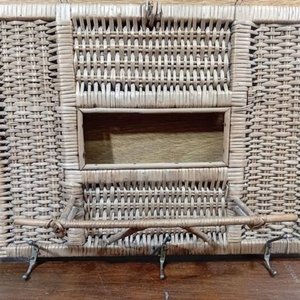 2 Percheros Vintage: Madera Sano y Mimbre con Detalles - imagen 3