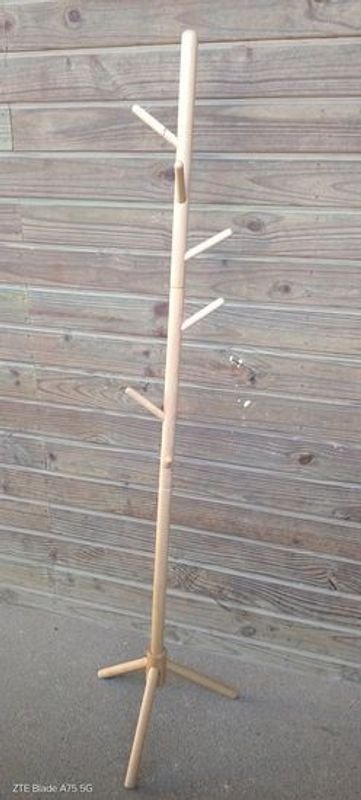 Perchero de Pie Desarmable en Madera Clara