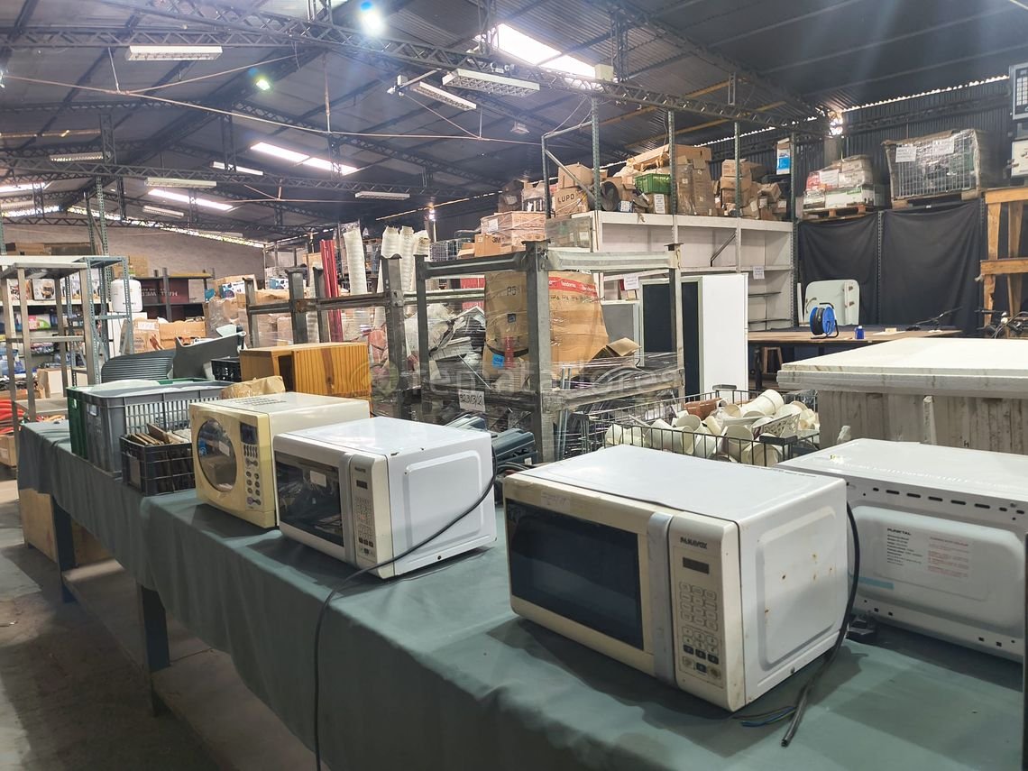 Microondas y otros electrodomésticos en remate