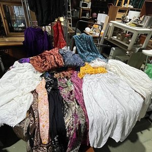 Lote siguiente: Lote de Ropa y Textiles Variados