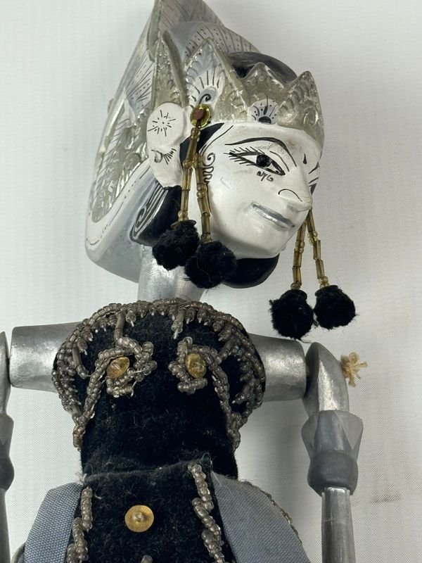 Marioneta en madera con detalles de plata y oro - imagen 4