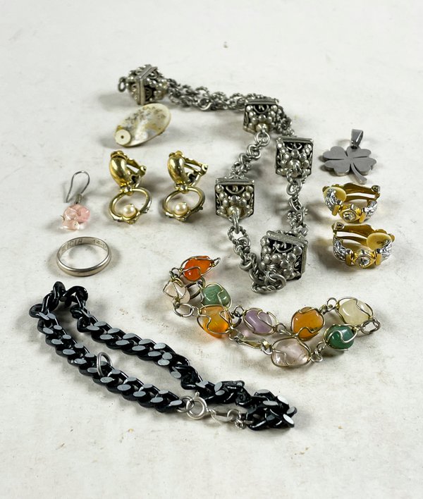Lote de 8 piezas: Pulseras, caravanas y anillo - imagen 1