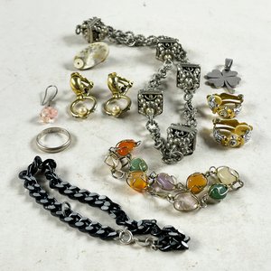 Lote de 8 piezas: Pulseras, caravanas y anillo - imagen 1