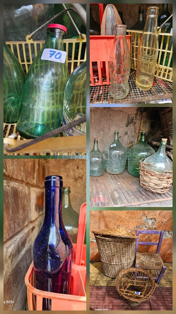 Lote de Botellas Antiguas de Vidrio y Cestas de Mimbre
