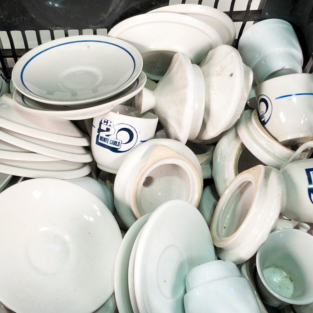 Lote de porcelana blanca con detalles y guarda azul - imagen 5