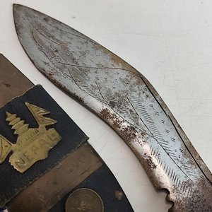 Cuchillo Kukri Nepalí Tradicional con Hoja Grabada y Vaina Decorada - imagen 2