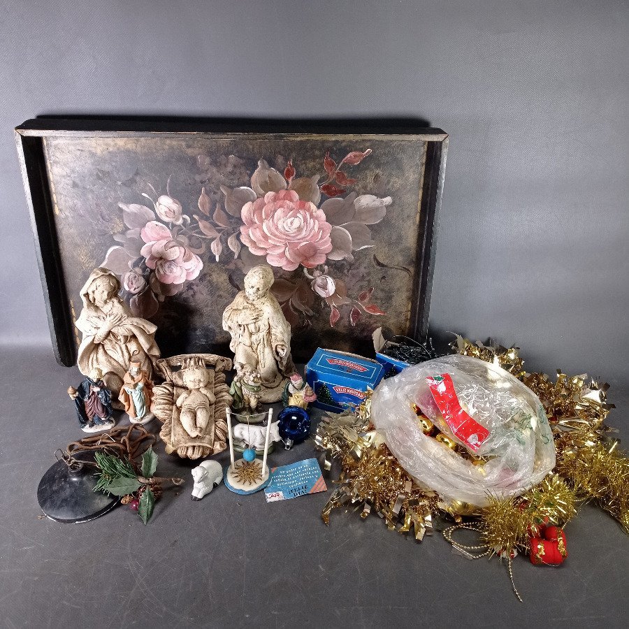 Lote Variado: Mesa de Desayuno Pintada a Mano y Adornos Navideños