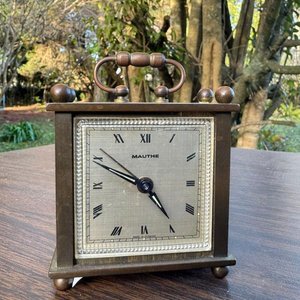 Lote siguiente: antuguo despertador de mesa de la reconocida marca Alemana Mauthe en bronce y laton. no fusiona pero data de mediados del siglo XX (marca fundada en 1844 en Schwenningen Alemania)
